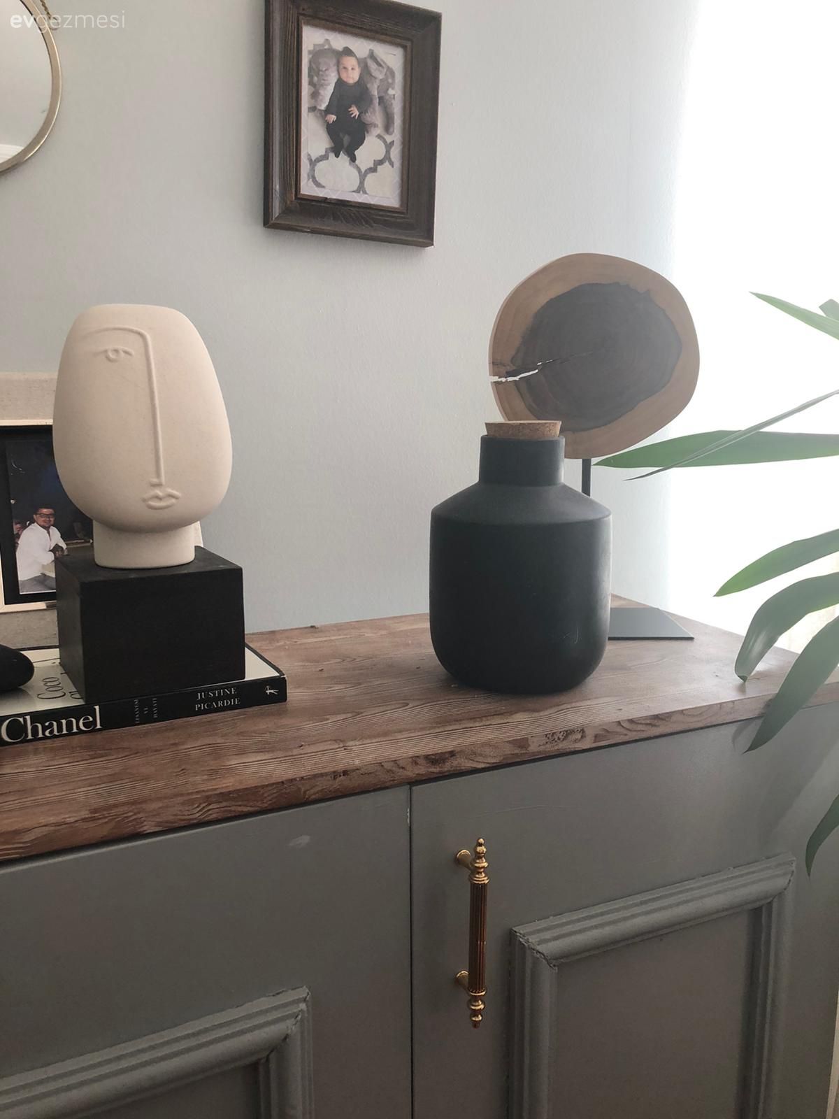 Gri, Gri duvar, Abajur, Aydınlatma, Çerçeve, Ev bitkisi, Parke, Yan sehpa, Sehpa