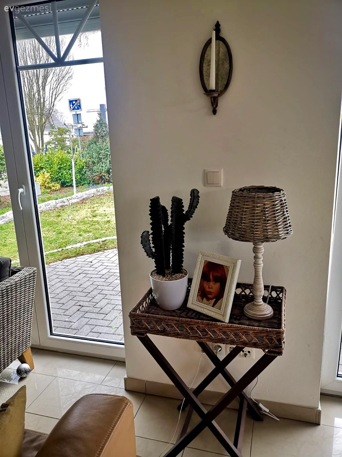 Sehpa, Hasır, Abajur, Aydınlatma, Ev bitkisi, Koltuk takımı