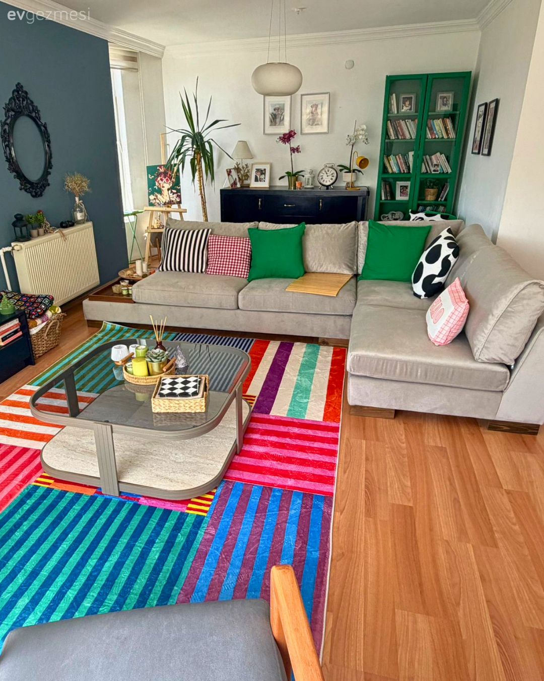 Salon, Eklektik, Gri, Pembe, Mor, Yeşil, Mavi, Siyah, Köşe koltuk, Koltuk takımı, Kırlent, Ev tekstili, Halı, Salon halısı, Orta sehpa, Sehpa, Mavi duvar, Konsol, Kitaplık, Dekoratif Objeler, Ev bitkisi