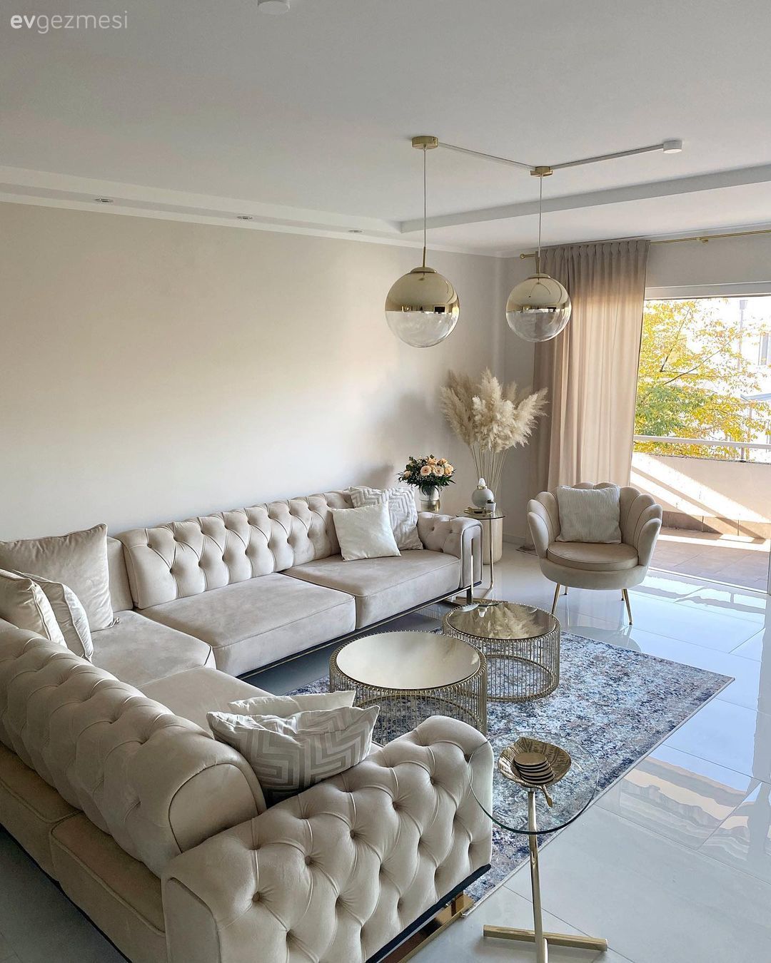 Salon, Modern, Art deko, Beyaz, Krem, Bej, Modern chesterfield, Orta sehpa, Sehpa, Berjer, Halı, Salon halısı, Avize, Aydınlatma, Salon avizesi, Fon perde, Perde, Yuvarlak sehpa, Kırlent, Ev tekstili