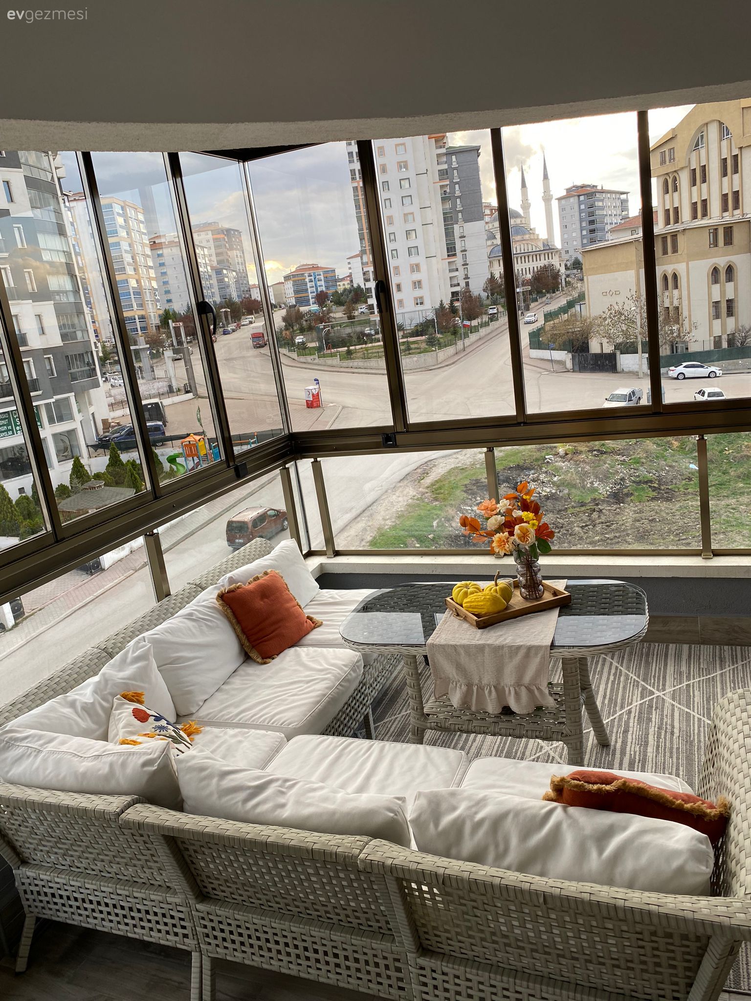 Balkon, Bohem Dekorasyon, Kapalı balkon, Balkon oturma grubu, Balkon halısı, Kırlent, Ev tekstili