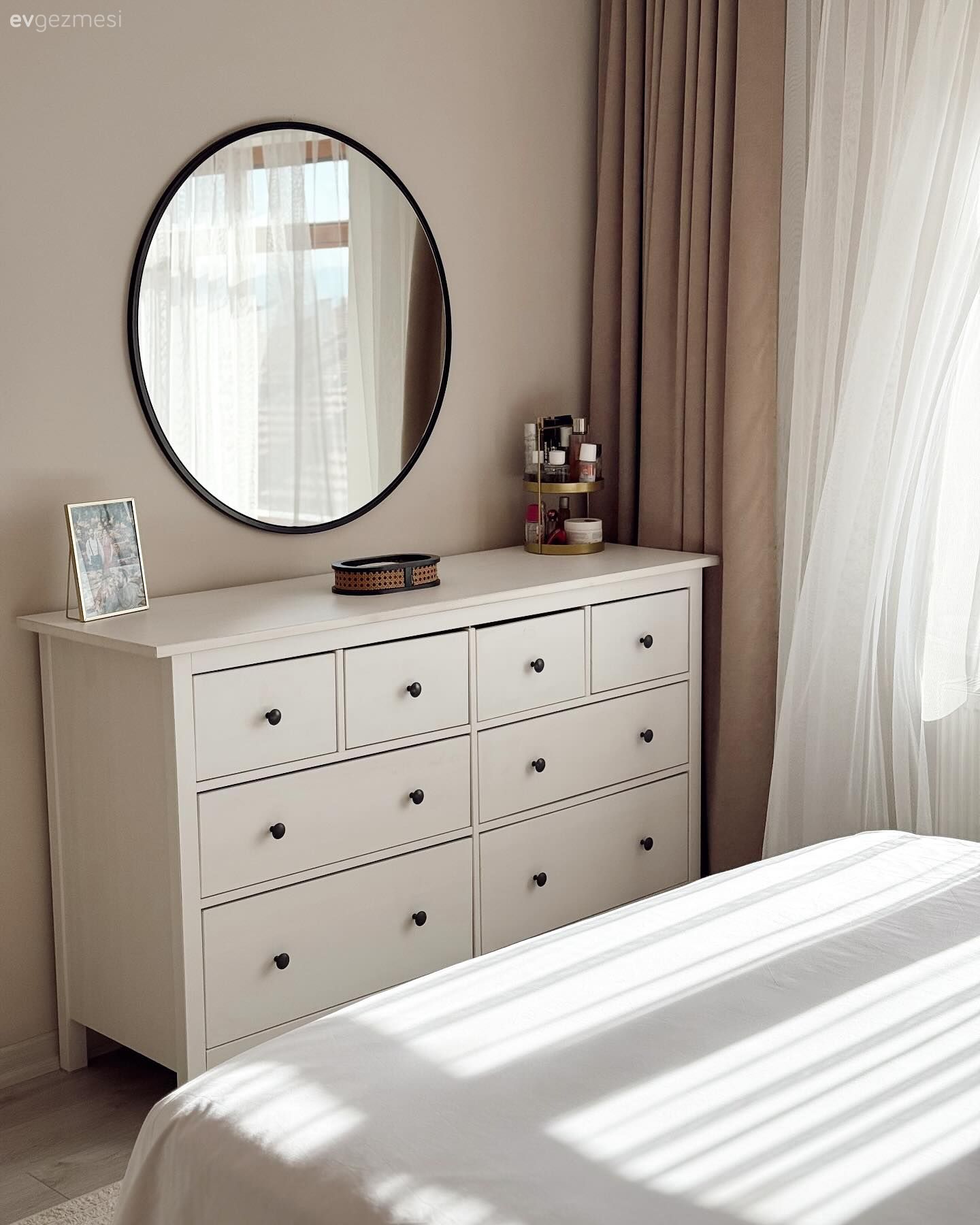 Kahverengi, Beyaz, Bej, Krem, Şifonyer, Yatak Odası, Ayna, Dekoratif Objeler