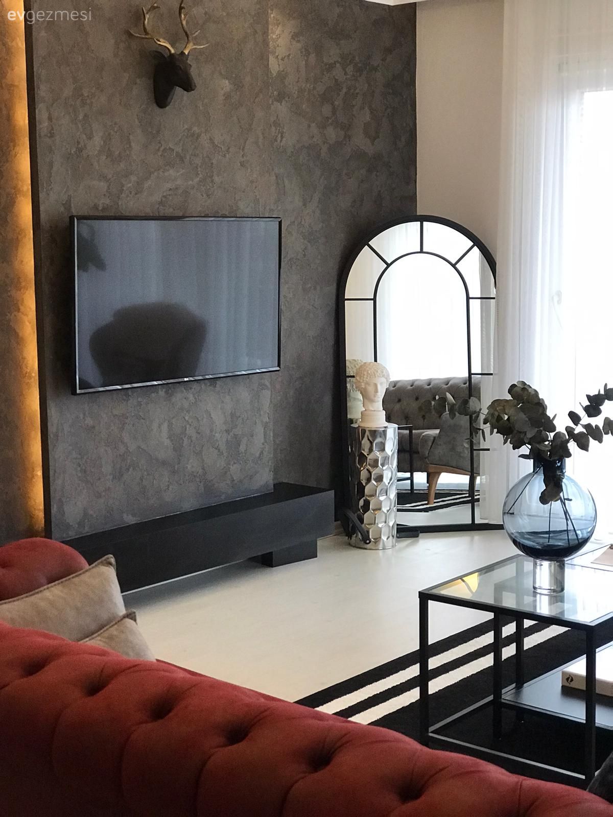 Salon, Siyah duvar, Led aydınlatma, Aydınlatma, Boy aynası, Ayna, Vazo, Ev Aksesuar, Orta sehpa, Sehpa, Kırmızı, Halı, Salon halısı, Tül perde, Perde