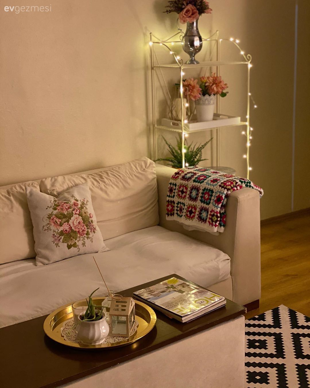 Köşe koltuk, Koltuk takımı, Beyaz, Siyah, Kırlent, Ev tekstili, Çiçekli desen, Desenler, Orta sehpa, Sehpa, Geometrik desen, Led peri ışık