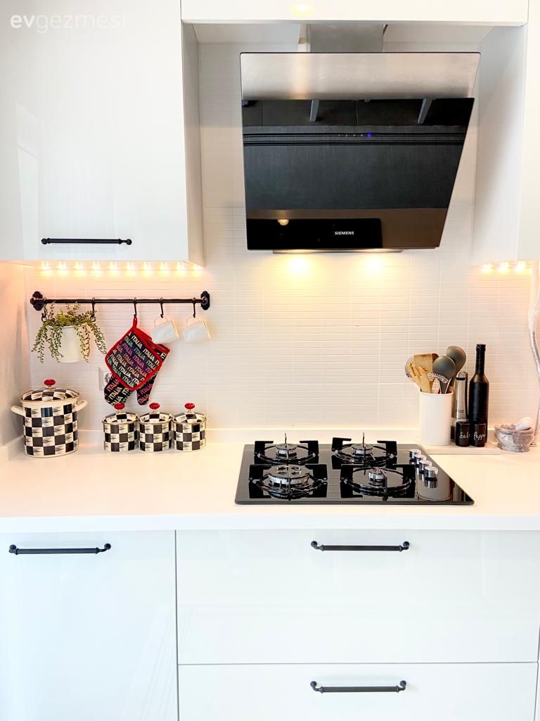 Mutfak, Beyaz, Siyah, Davlumbaz, Mutfak tezgahı, Mutfak tezgah arası, Tezgah arası seramik, Mutfak aksesuarları