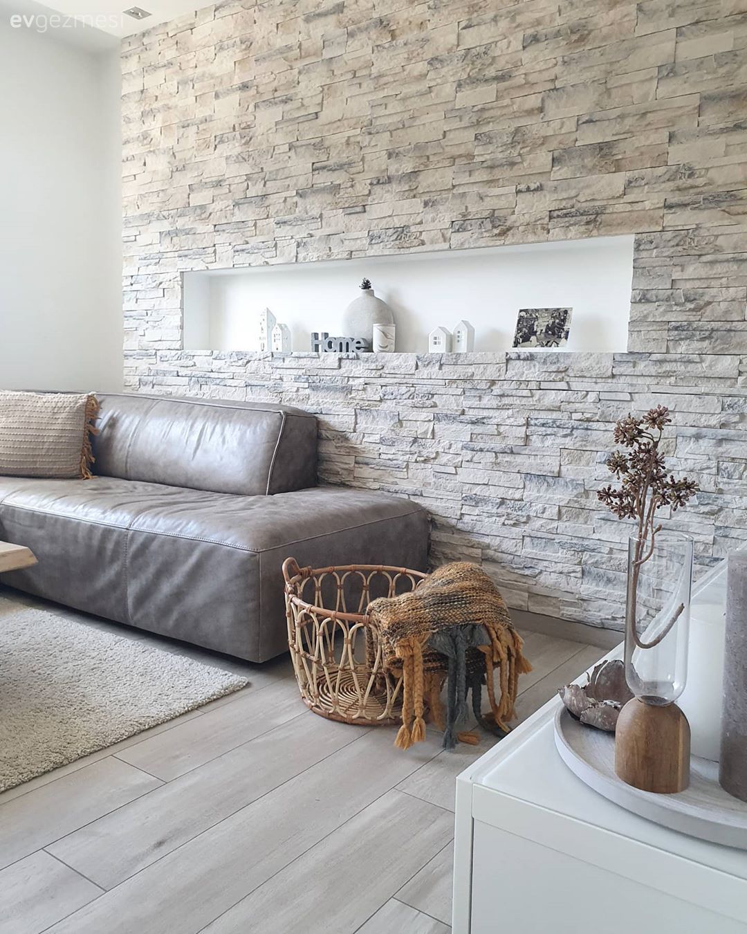 Taş duvar, Duvar dekorasyonu, Bej, Beyaz, Hasır sepet, Duvar Nişleri, Tv ünitesi, Tv ünitesi aksesuarları, Ev Aksesuar, Halı, Parke