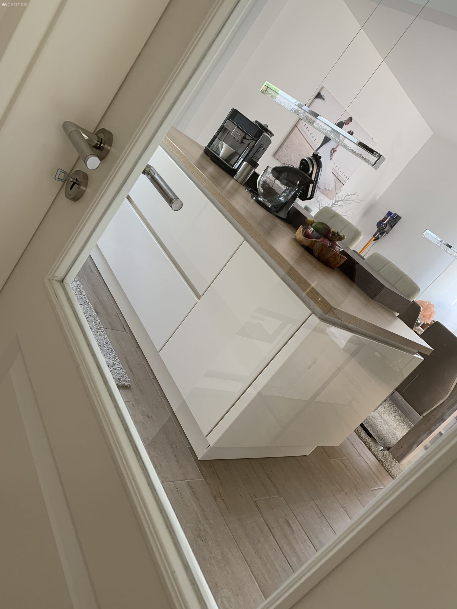 Mutfak, Beyaz ve ahşap mutfak, Kulpsuz mutfak dolabı, Mutfak tezgahı, Ada mutfak, Bar masa & sandalyeleri, Mutfak aksesuarları, Ankastre