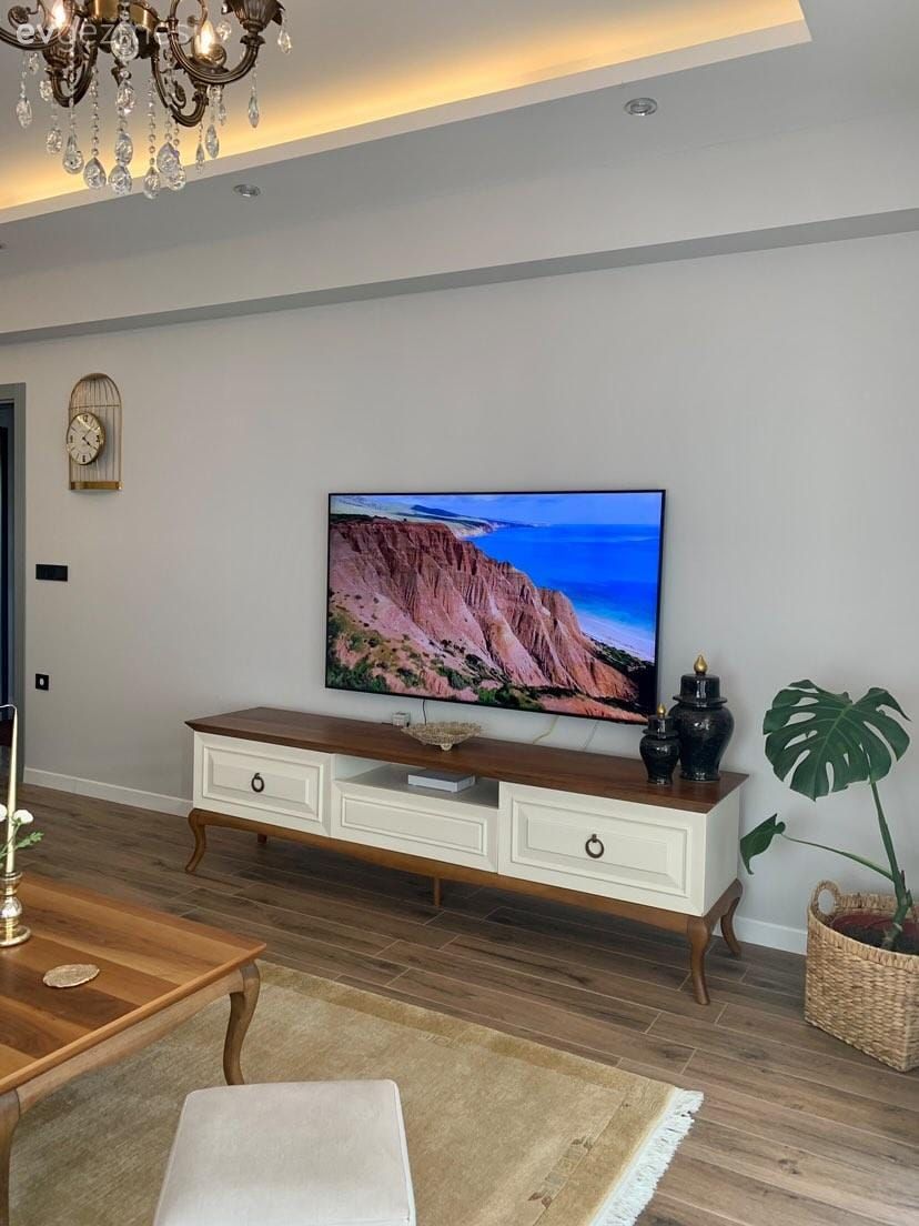 Tv ünitesi, Tv ünitesi aksesuarları, Ev Aksesuar, Saksı, Ev bitkisi, Halı, Salon halısı, Avize, Aydınlatma, Salon avizesi, Ahşap Mobilya, Beyaz, Kahverengi, Led aydınlatma