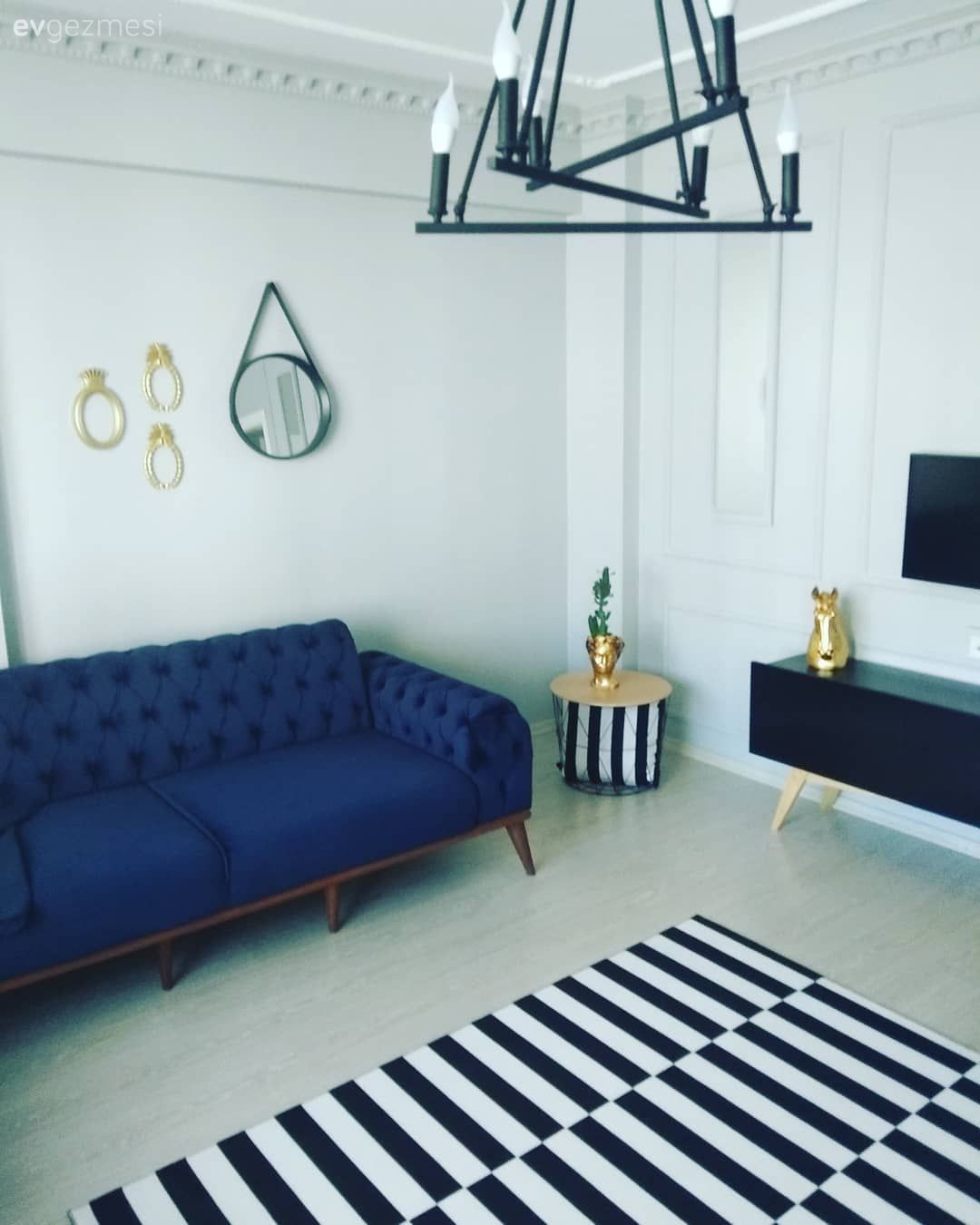 Salon, Parlament mavisi, Siyah, Beyaz, Chesterfield, Koltuk takımı, Halı, Salon halısı, Geometrik desen, Desenler, Avize, Aydınlatma, Salon avizesi, Ayna, Yuvarlak ayna, Dekoratif ayna, Kırlent, Ev tekstili, Tv ünitesi, Tv ünitesi aksesuarları, Ev Aksesuar, Altın, Duvar çıtalama, Sehpa, Dekoratif Objeler