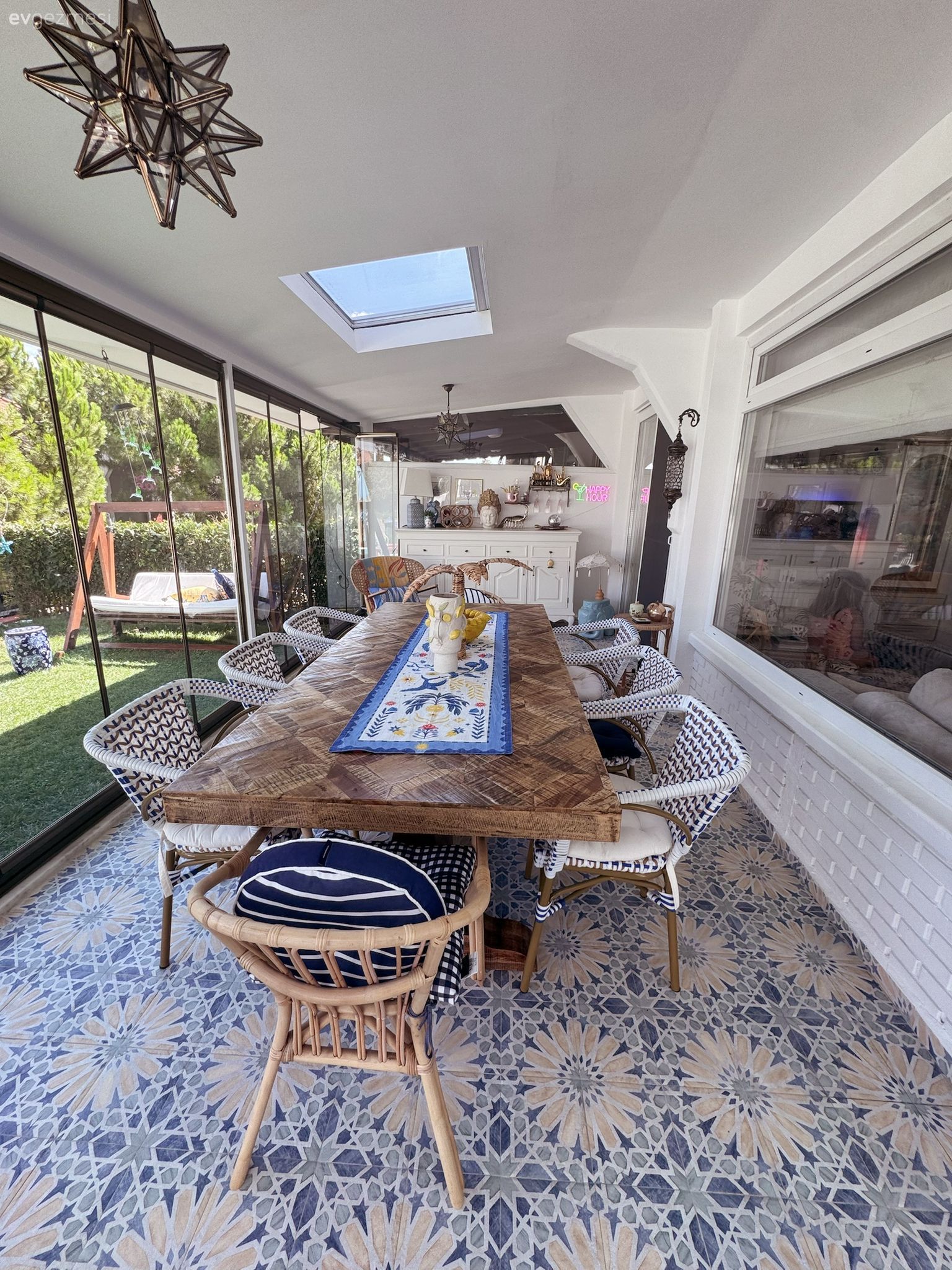 Kış bahçesi, Bahçe, Mavi, Hasır, Hasır sandalye, Yemek masası, Desenler, Kırlent, Ev tekstili