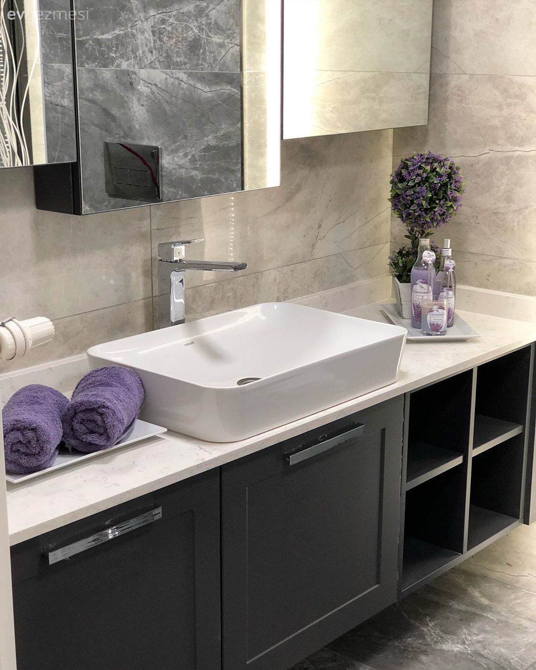 Banyo, Gri, Beyaz, Banyo dolabı, Banyo aynası, Ayna kapaklı dolap, Ayna, Banyo aksesuarları