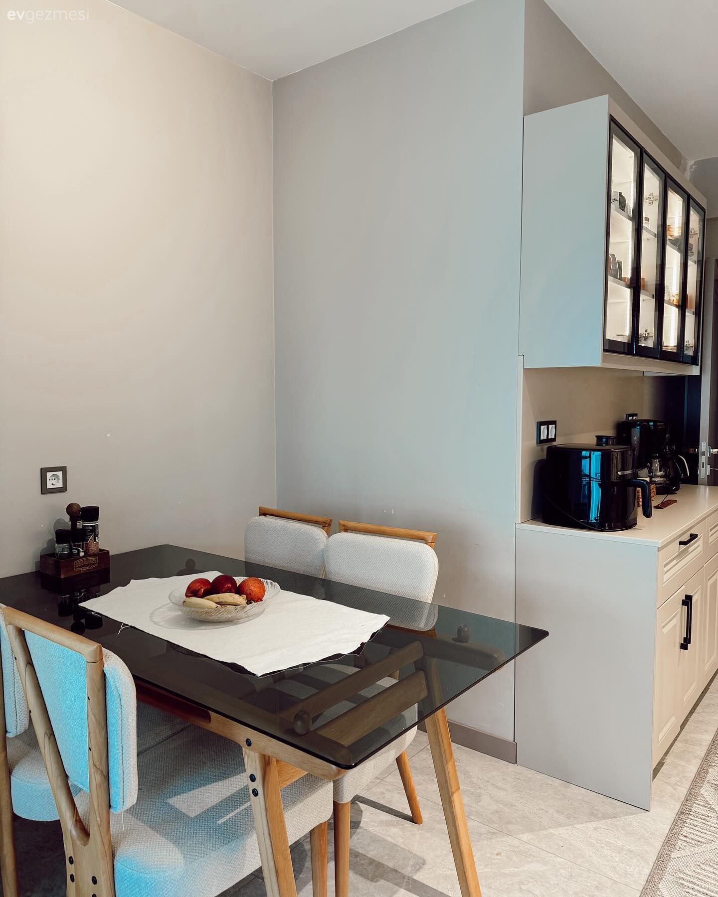 Beyaz ve Siyahın Ayrılamadığı Bu Mutfakta Her Şey Tam Kararında!