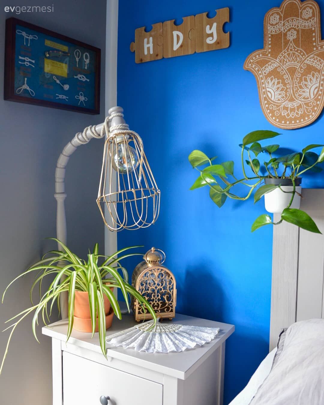 Yatak Odası, Mavi duvar, Beyaz, Mavi, Komodin, Avize, Aydınlatma, Ev bitkisi, Duvar dekorasyonu, Yatak odası duvar dekorasyonu