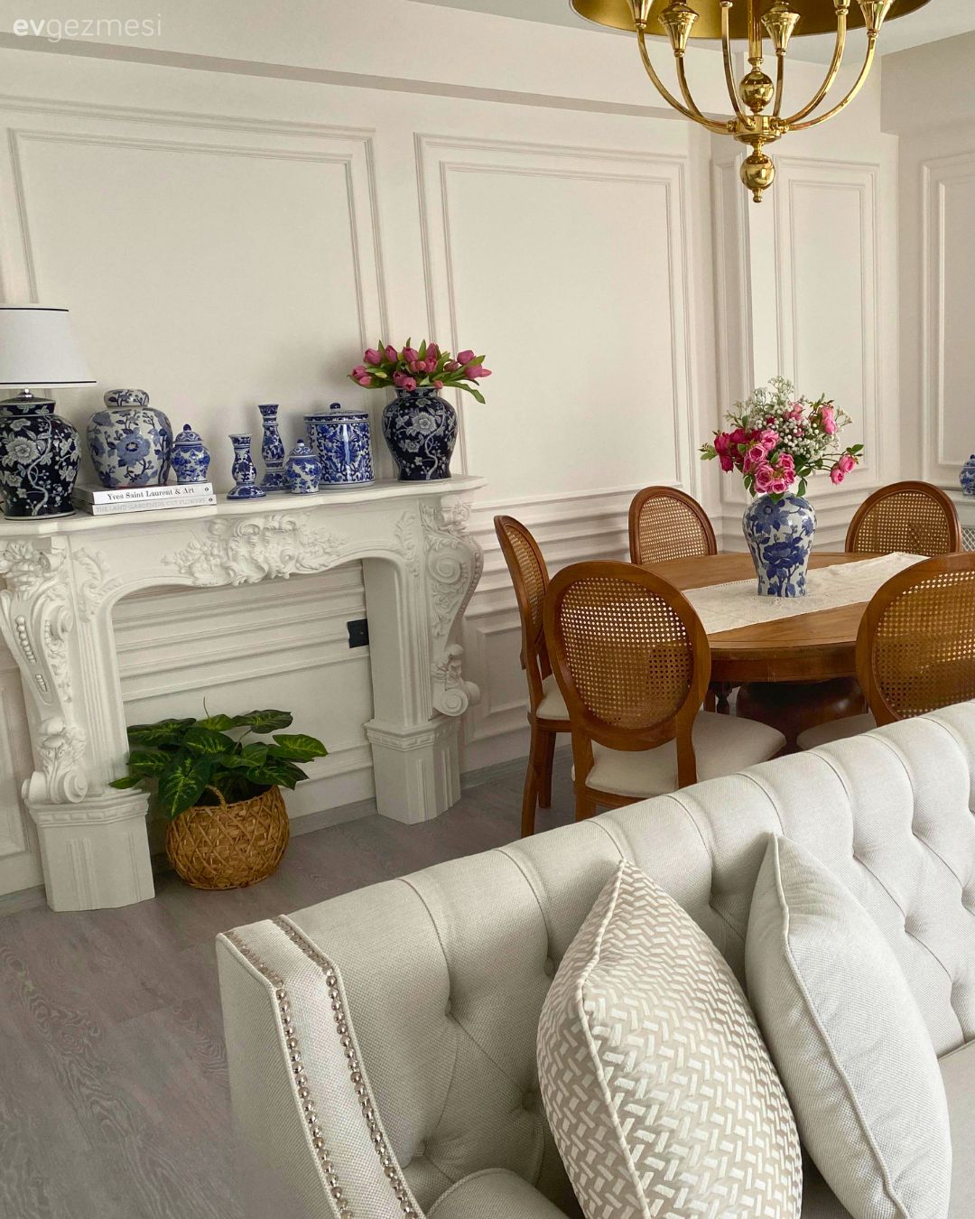 Salon, Country, Beyaz, Krem, Bej, Pembe, Ahşap Mobilya, Koltuk takımı, Sandalye, Yemek masası, Çiçekli desen, Desenler, Fon perde, Perde, Duvar çıtalama, Avize, Aydınlatma, Altın, Dekoratif Objeler, Dekoratif şömine, Vazo, Ev Aksesuar, Çiçekler