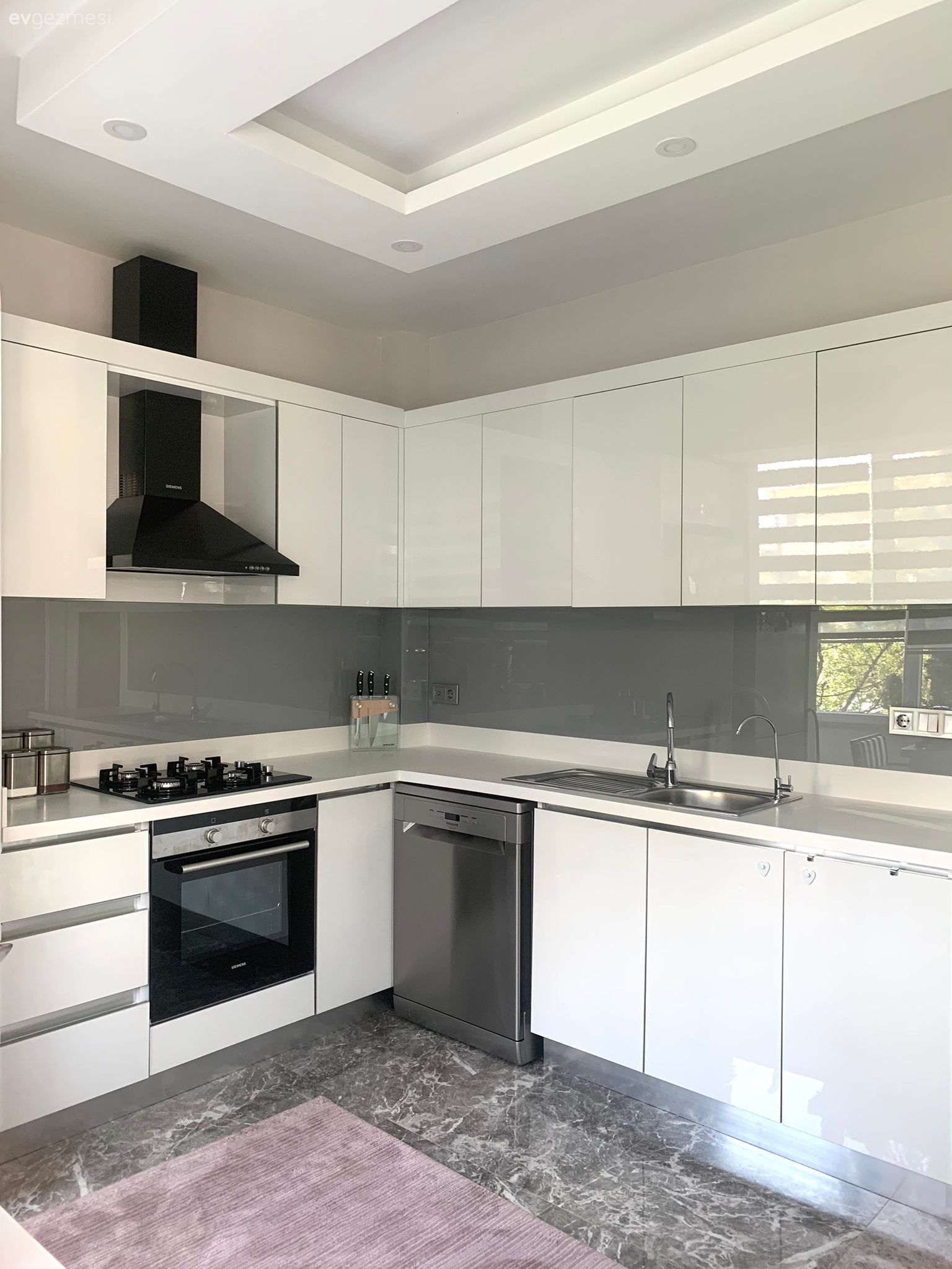 Mutfak, Beyaz mutfak, Beyaz, Gri, Siyah, Mutfak tezgahı, Mutfak tezgah arası, Tezgah arası cam, Ankastre, Davlumbaz, Mutfak halısı