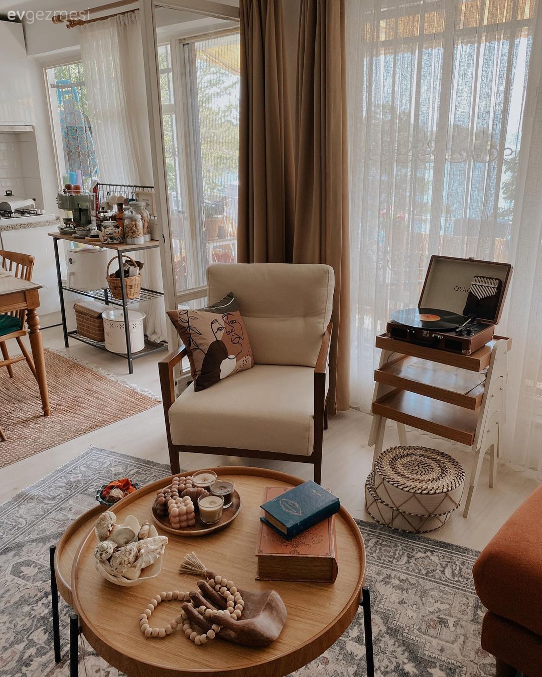 Berjer, Bej, Kahverengi, Hasır avize, Halı, Salon halısı, Mutfak masası, Ev bitkisi, Dekoratif Objeler, Fon perde, Perde, Tül perde, Orta sehpa, Sehpa