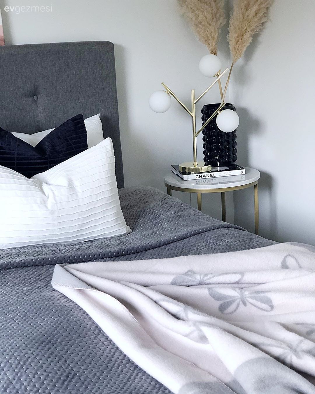 Yatak Odası, Modern, Gri, Siyah, Beyaz, Yatak başlığı, Yatak örtüsü, Komodin, Kırlent, Ev tekstili, Vazo, Ev Aksesuar, Dekoratif Objeler, Pampas otu