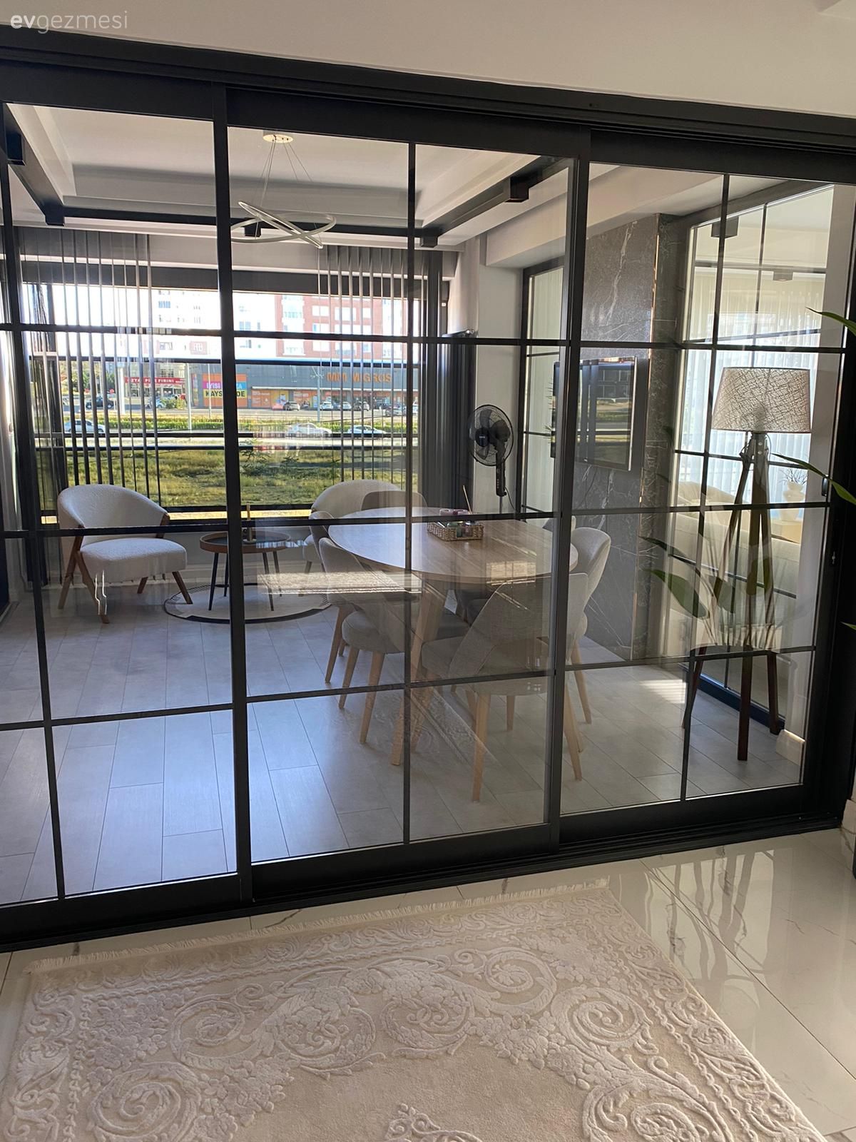 Bu Kayseri Evinde Cam Kapıların Şeffaflığı Tüm Evi Kuşatmış!