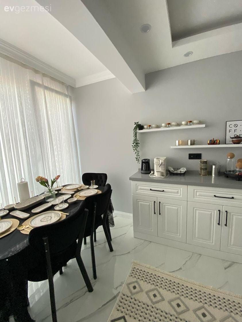 Mutfak, Beyaz, Siyah, Kahve köşesi, Shaker kapaklı dolaplar, Mutfak rafı, Tül perde, Perde, Sandalye, Mutfak masası, Mutfak halısı