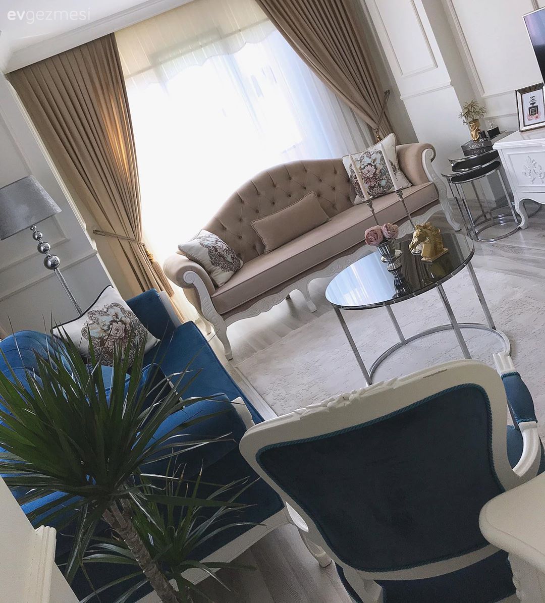 Salon, Country, Parlament mavisi, Vizon, Beyaz, Koltuk takımı, Berjer, Orta sehpa, Sehpa, Fon perde, Perde, Tül perde, Halı, Salon halısı, Metal ayaklı sehpa, Lambader, Aydınlatma, Yemek masası, Sandalye, Yan sehpa, Tv ünitesi, Tv ünitesi aksesuarları, Ev Aksesuar, Ev bitkisi