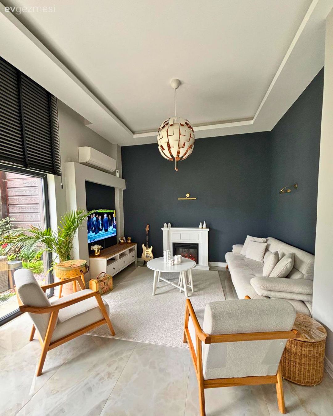 Salon, Modern, Country, Antrasit duvar, Koltuk takımı, Berjer, Ahşap Mobilya, Bej, Beyaz, Tv ünitesi, Tv ünitesi aksesuarları, Ev Aksesuar, Şömine, Siyah, Jaluzi, Halı, Salon halısı, Orta sehpa, Sehpa, Avize, Aydınlatma, Ev bitkisi, Hasır