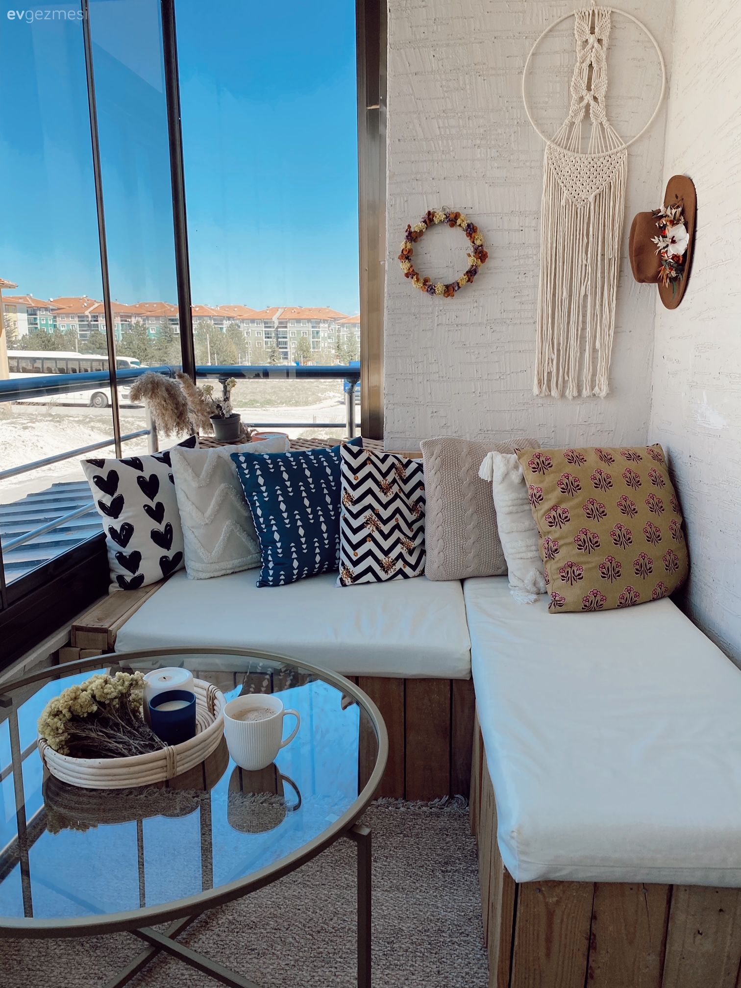 Paletlerden Yapılan Bu Sedir Değme Ustalara Taş Çıkartır Türden!