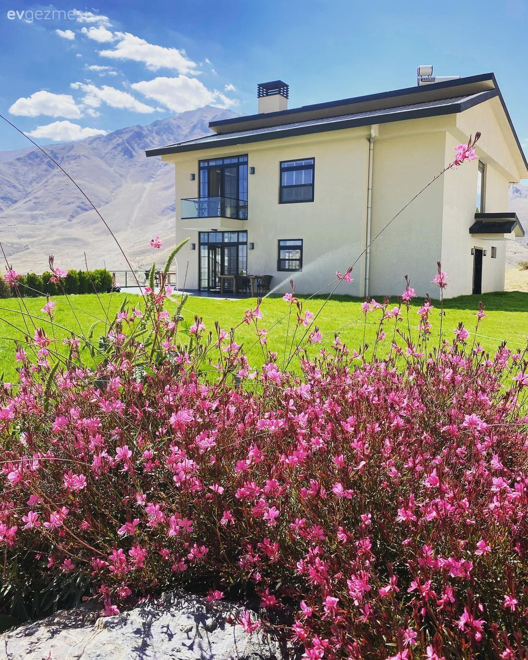 Bahçe Dekorasyonu: Mobilya ve Aksesuarlarla Güzelleşen Bahçeli Evler