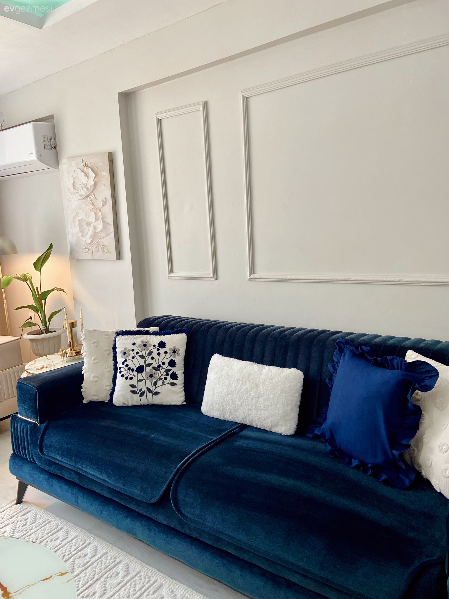 Lacivert ve Krem Uyumu Bu Evin Karakterini Belirleyen Detay