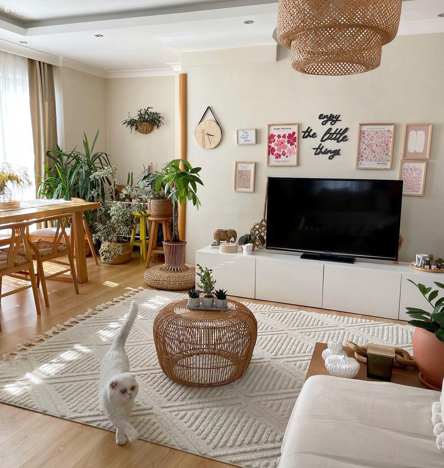 Enerjisi Bir Hayli Yüksek Bu Dekora Köşe Koltuk Pek Yakışmış!