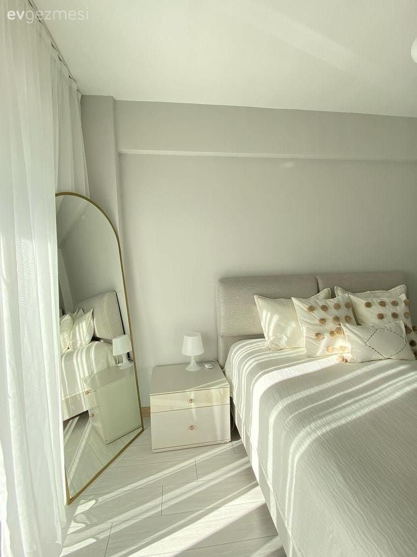 Yatak Odası, Modern, Beyaz, Bej, Yatak örtüsü, Komodin, Avize, Aydınlatma, Boy aynası, Ayna