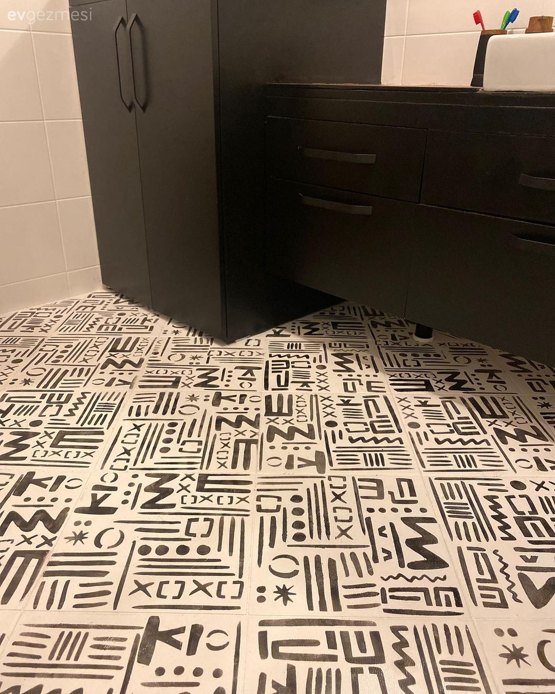 Öncesi&Sonrası: Siyaha Sarılan Bu Banyonun Yeni Hali Eskisinden Çok Farklı!