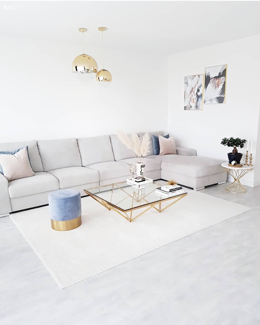 Salon, Büyük salon, Modern, Beyaz, Mavi, Köşe koltuk, Koltuk takımı, Berjer, Orta sehpa, Sehpa, Altın, Puf, Metal ayaklı sehpa, Tablo, Duvar dekorasyonu, Yapay çiçekler, Vazo, Ev Aksesuar, Sehpa üstü aksesuarı, Cam orta sehpa, Avize, Aydınlatma, Salon avizesi, Kırlent, Ev tekstili, Halı, Salon halısı, Yan sehpa, Gri