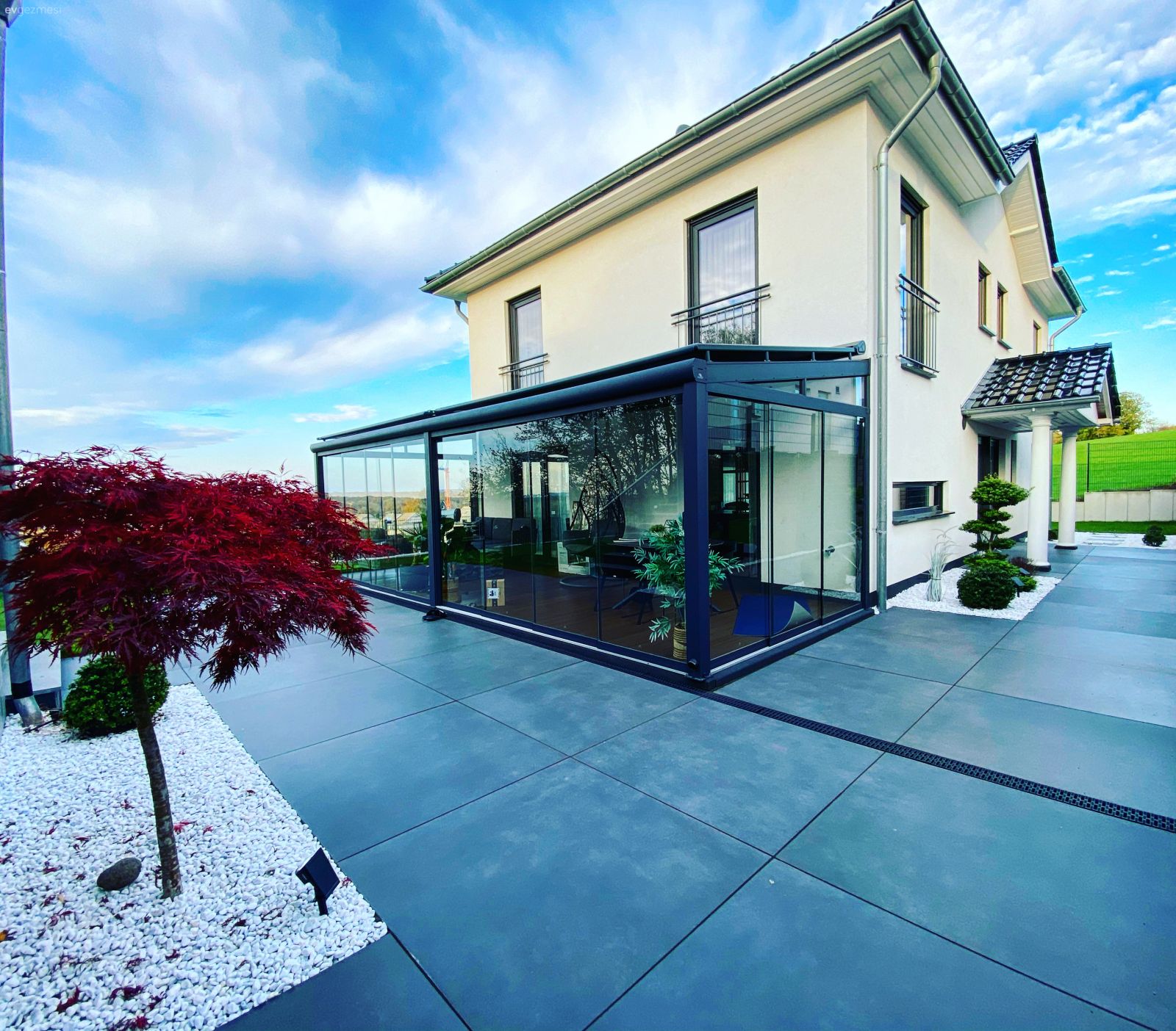 Müstakil Ev, Dış cephe