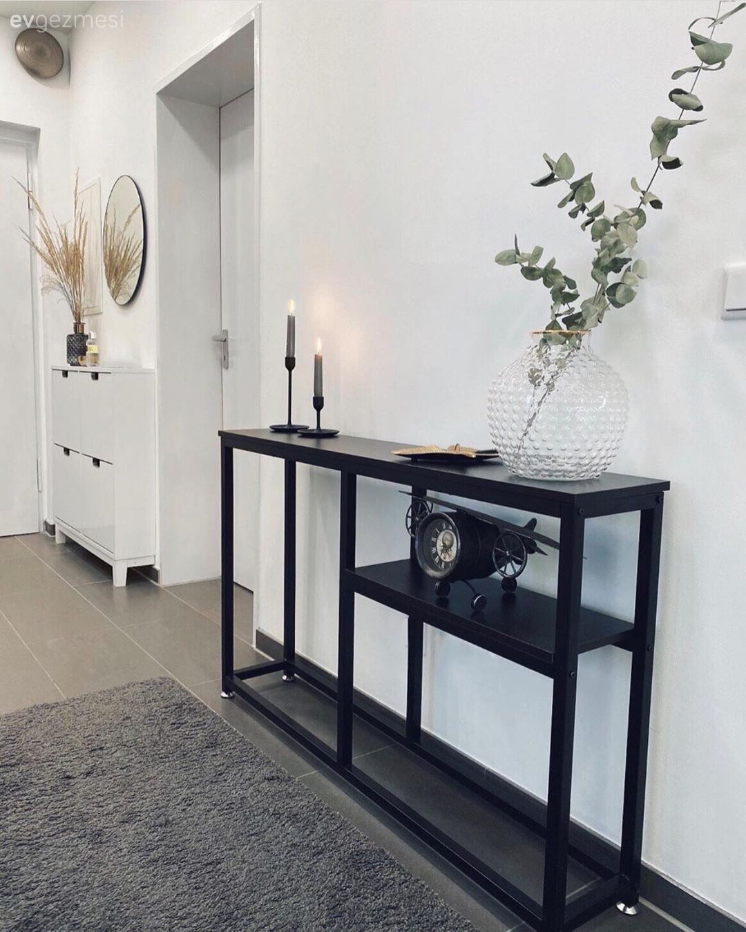 Siyah, Beyaz ve Gri Üçlüsü Bu Modern Dekorda Söz Sahibi! Ev Gezmesi