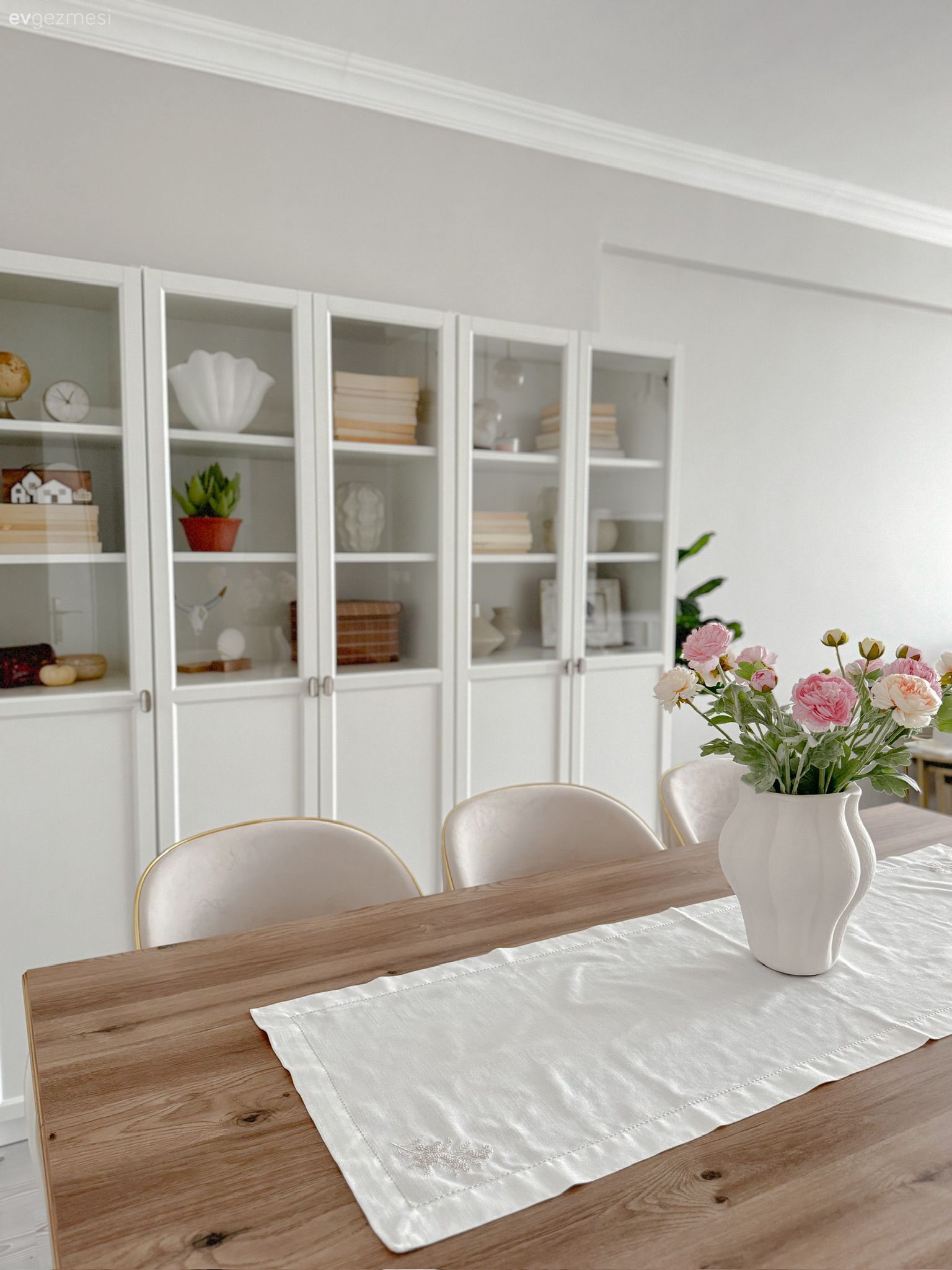 Yemek masası, Ahşap Mobilya, Sandalye, Beyaz, Vazo, Ev Aksesuar, Masa örtüsü, Ev tekstili, Kitaplık, Vitrin, Çiçekler