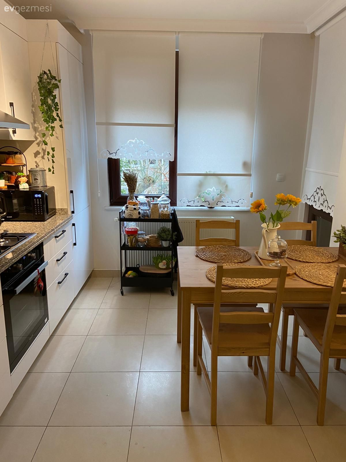 Mutfak, Beyaz, Siyah, Mutfak halısı, Mutfak tezgahı, Mutfak tezgah arası, Tezgah arası seramik, Ankastre, Davlumbaz, Mutfak perdesi, Mutfak rafı, Mutfak masası, Sandalye