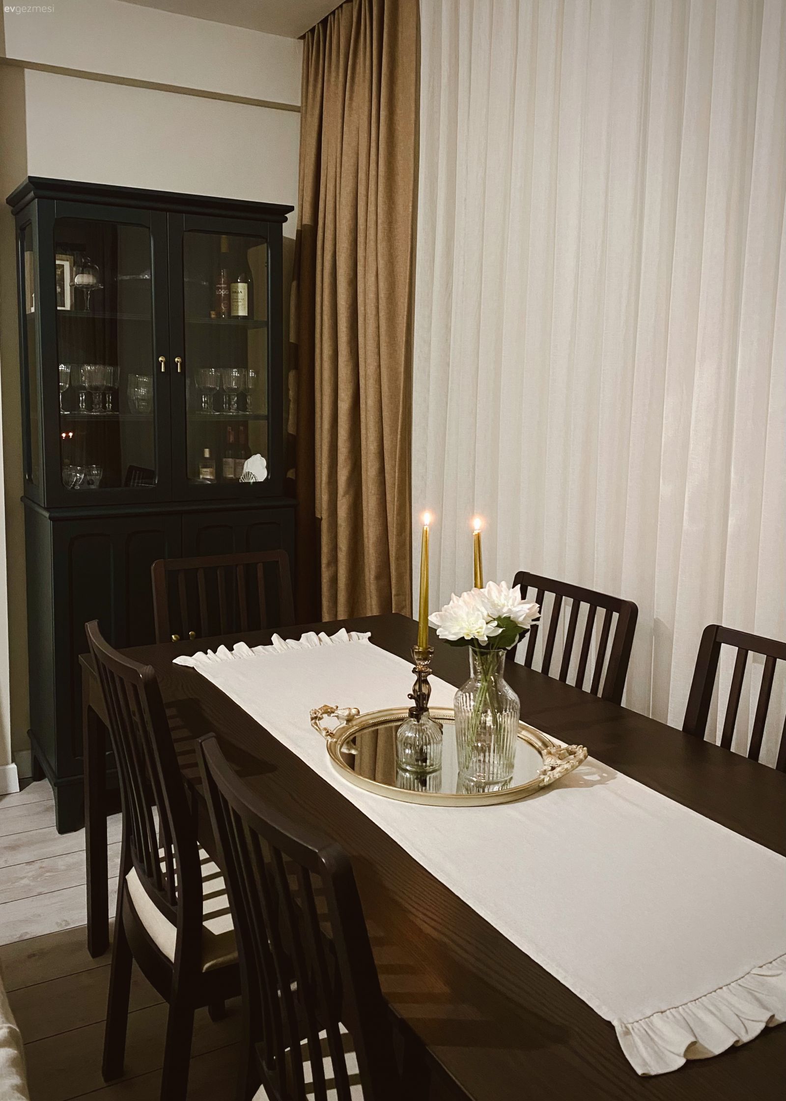 Bu İskandinav Evde Kahverengi ve Beyaz Uyumu Hakim