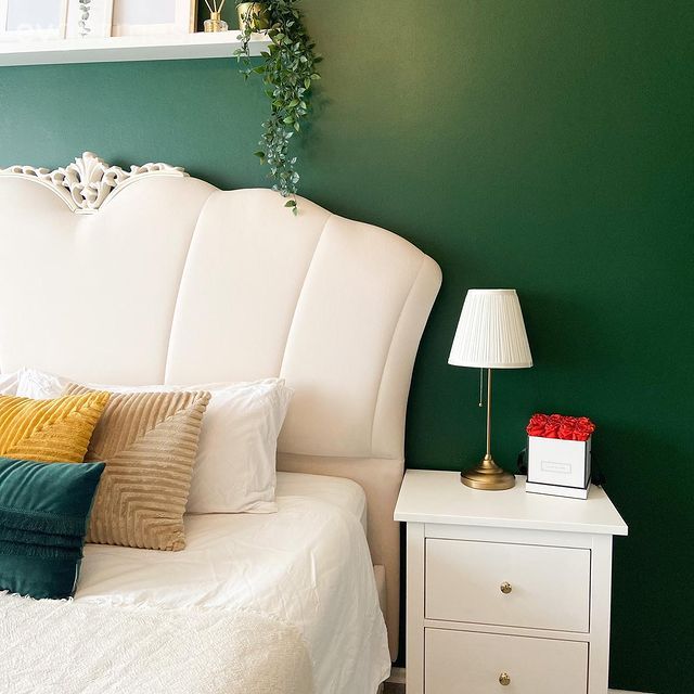 Yatak Odası, Beyaz, Yeşil duvar, Krem, Bej, Yeşil, Abajur, Aydınlatma, Yatak başlığı, Kırlent, Ev tekstili, Çerçeve, Zümrüt yeşili, Komodin