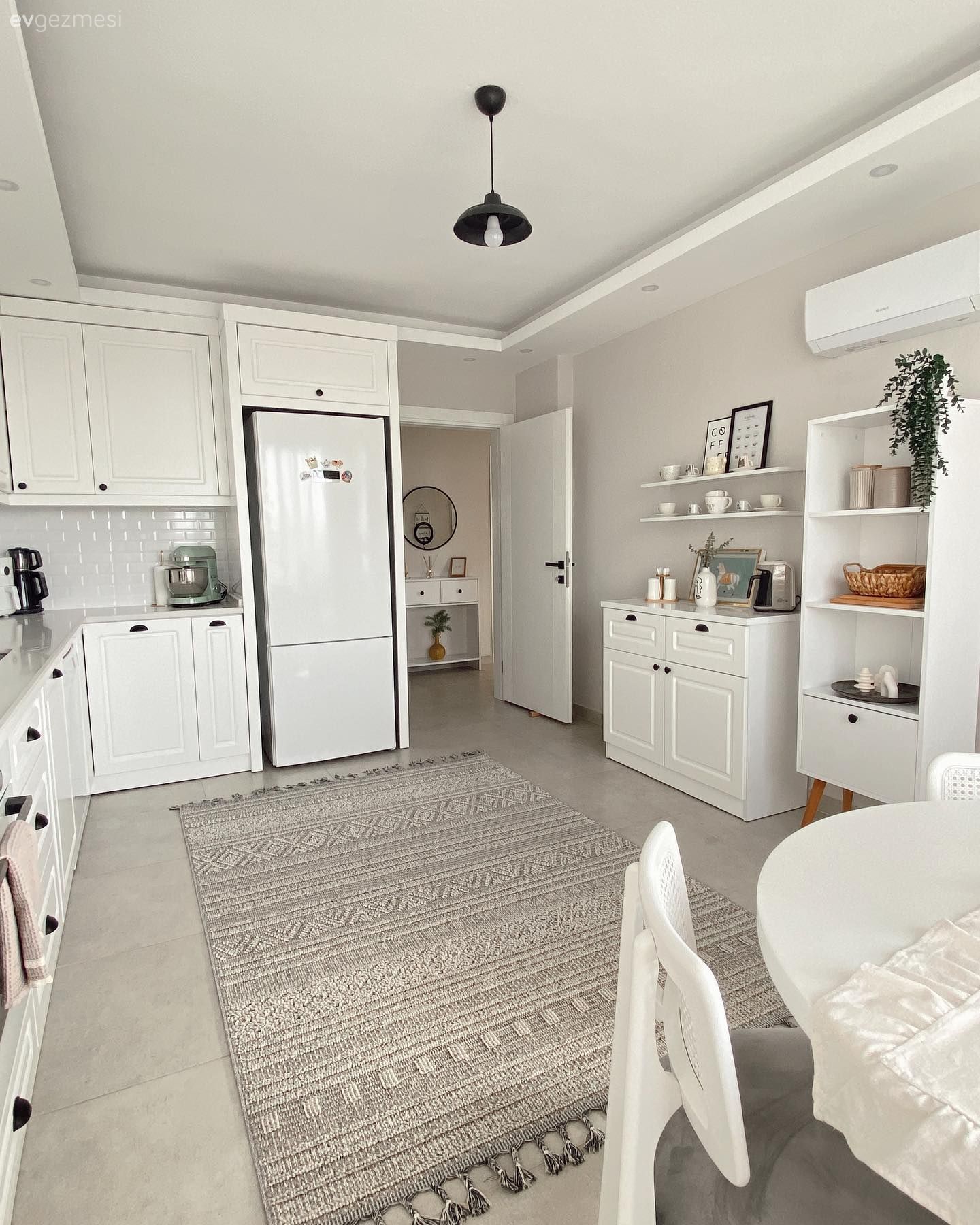 Mutfak, İskandinav, Beyaz, Beyaz mutfak, Siyah- Beyaz, Shaker kapaklı dolaplar, Mutfak tezgah arası, Mutfak tezgahı, Tezgah arası seramik, Metro seramik, Seramik, Mutfak halısı, Sandalye, Mutfak masası, Mutfak aksesuarları, Kahve köşesi, Ekstra mutfak dolabı