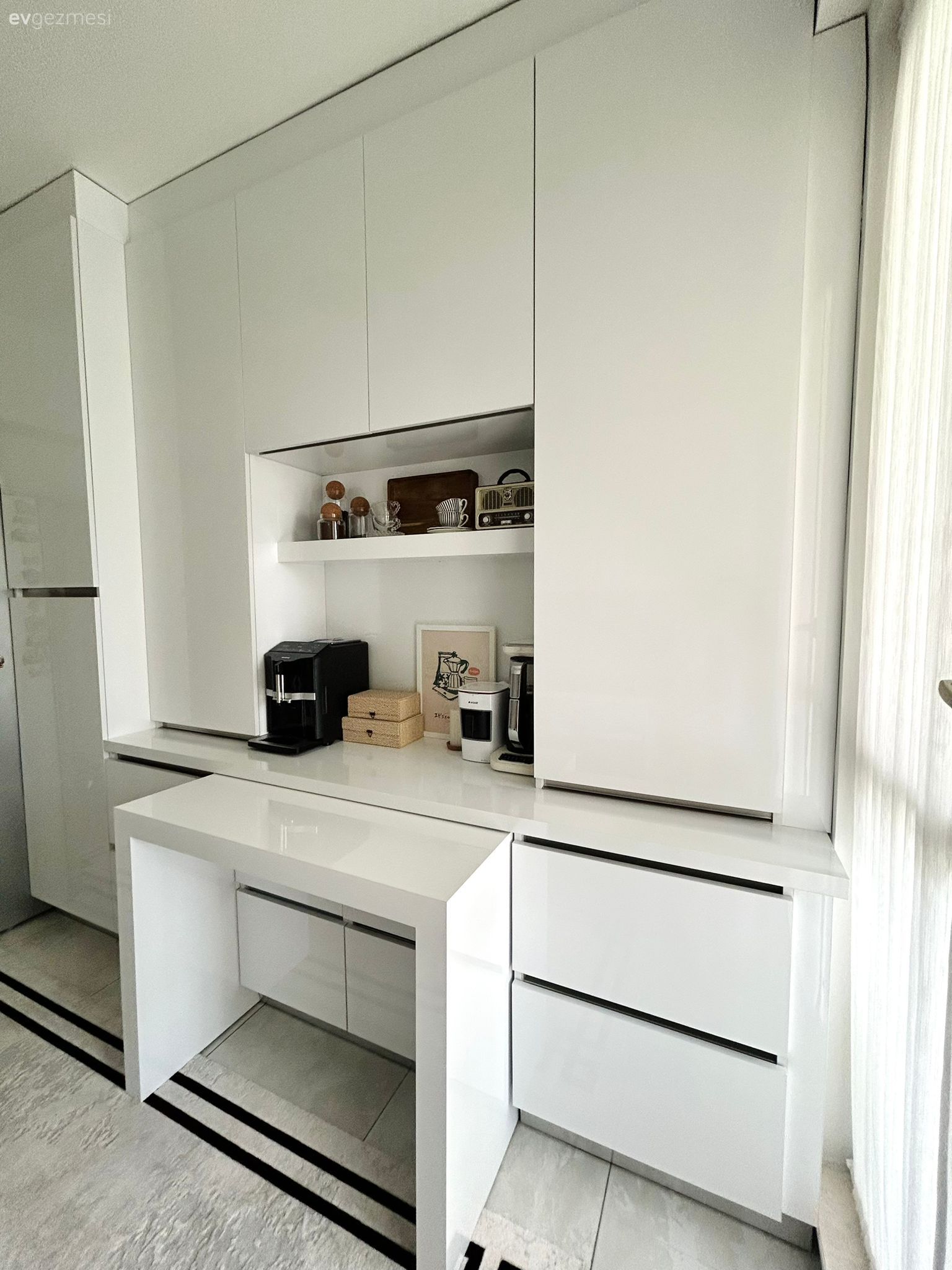 Mutfak, Beyaz, Kulpsuz mutfak dolabı, Modern mutfak, Kahve köşesi, Mutfak halısı, Gri, Siyah