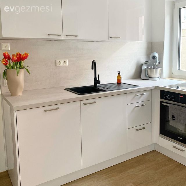 Mutfak, Beyaz, Modern, Modern mutfak, Beyaz mutfak, Siyah, Mutfak tezgahı, Mutfak tezgah arası, Ankastre, Parke, Tezgah arası doğal taş, Vazo, Ev Aksesuar, Çiçekler