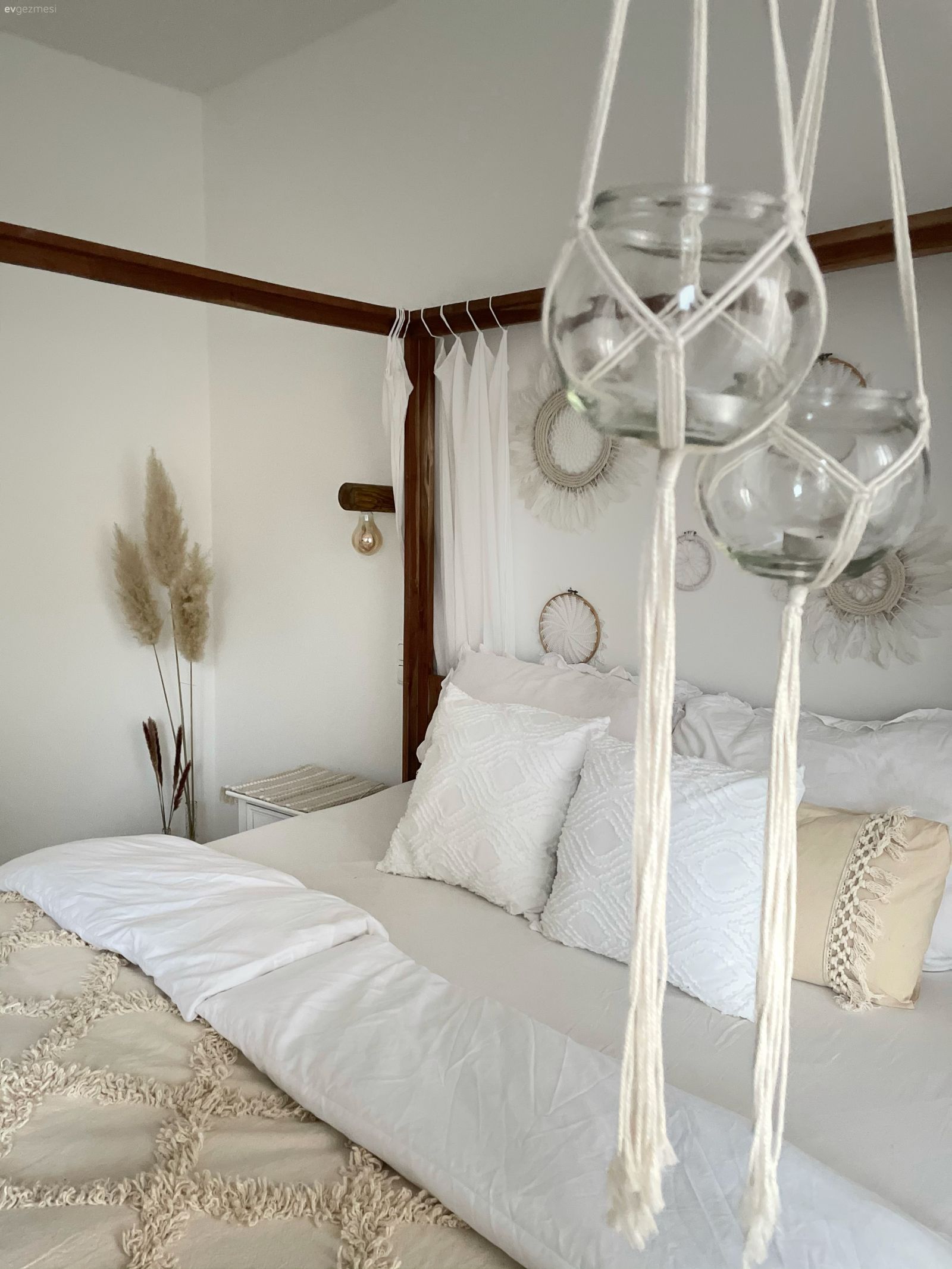 Yatak Odası, Bohem Dekorasyon, Beyaz, Kahverengi, Yatak tacı, Yatak örtüsü, Yatak odası duvar dekorasyonu, Komodin, Yatak odası avizesi