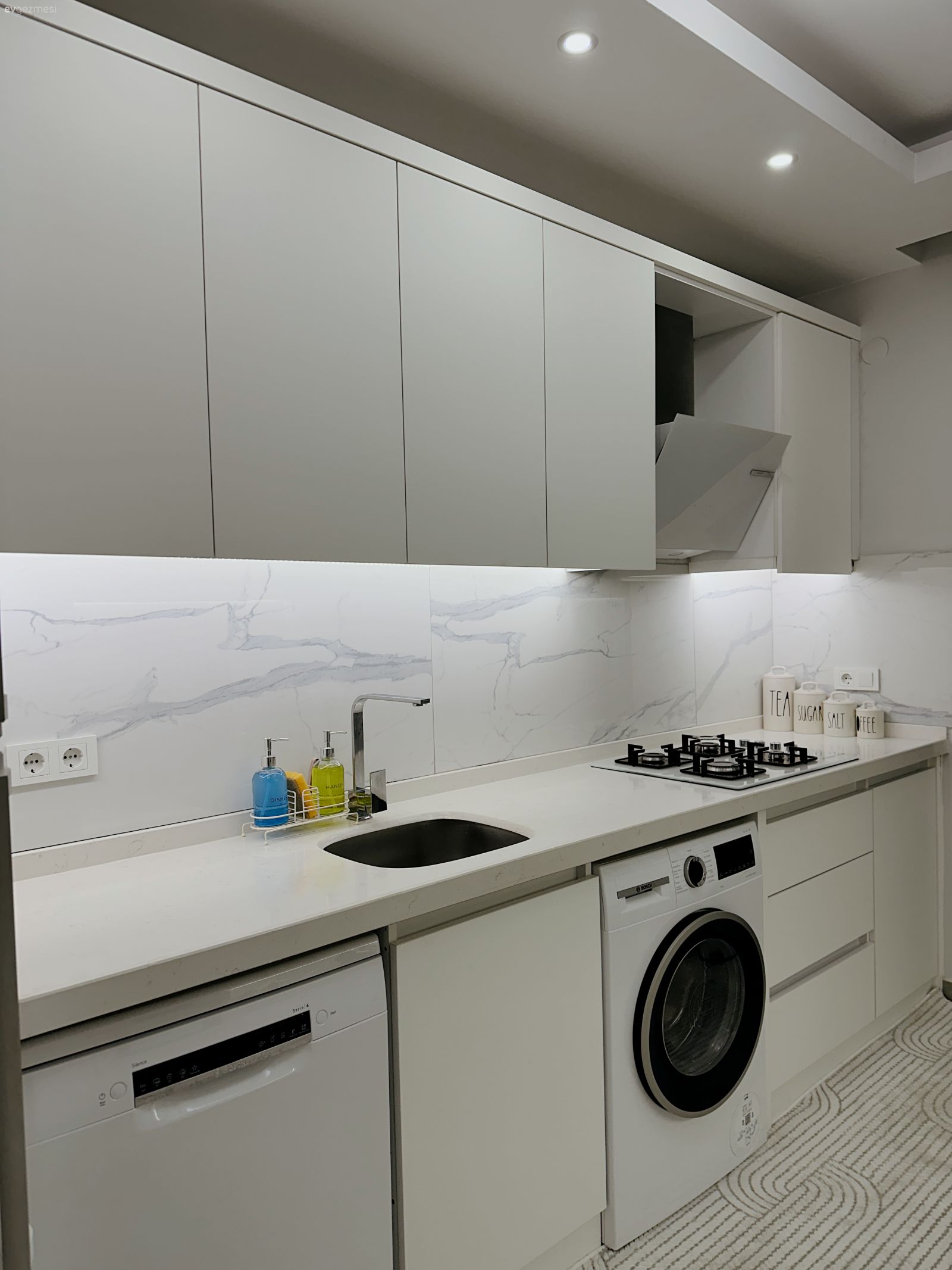 Mutfak, Beyaz, Kulpsuz mutfak dolabı, Spot aydınlatma, Aydınlatma