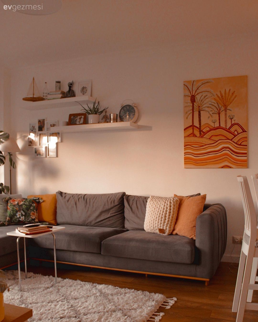 Salon, İskandinav, Gri, Turuncu, Beyaz, Köşe koltuk, Koltuk takımı, Kırlent, Ev tekstili, Ev bitkisi, Halı, Krem, Duvar rafı, Duvar dekorasyonu, Tablo