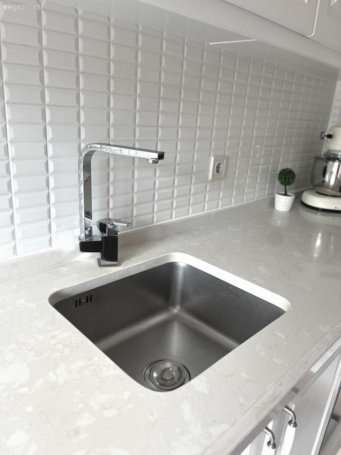 Bu Beyaz Mutfak Samimiyeti ve Ferahlığı Kucaklamış