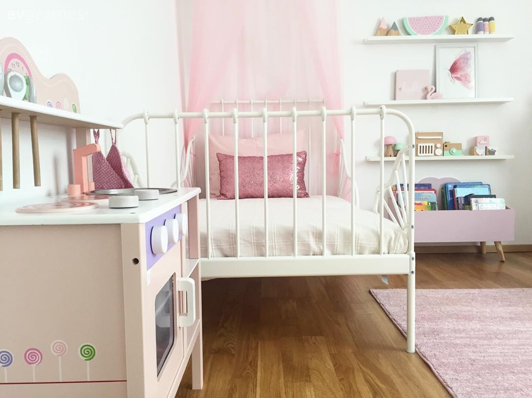 Çocuk Odası, Beyaz, Pembe, Çocuk odası halısı, Duvar rafı, Çocuk odası duvar dekorasyonu, Duvar dekorasyonu