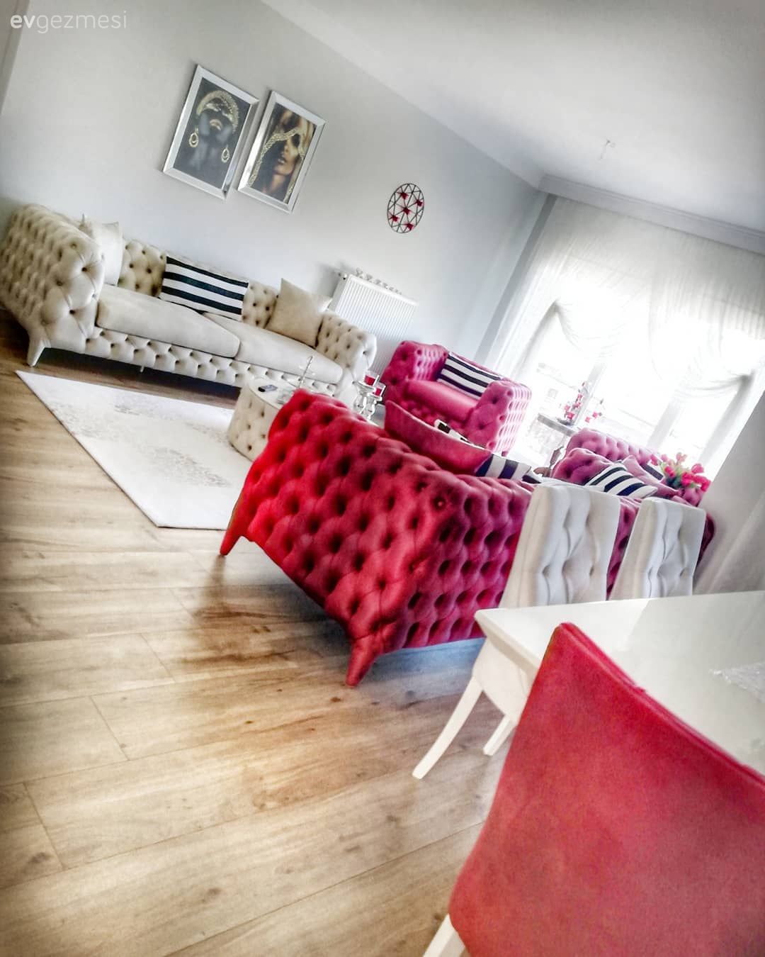 Bu Ev Klasik Stili ve Güçlü Renkleriyle Çok Şık