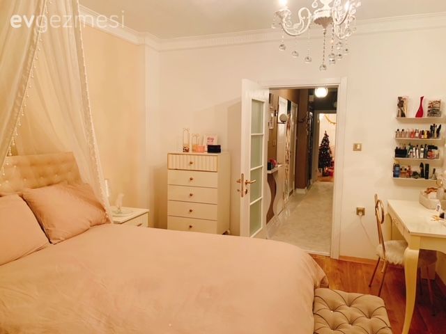 Yatak Odası, Country, Yatak örtüsü, Pudra pembe, Beyaz, Kruvaze perde, Perde, Fon perde, Puf, Sandalye, Makyaj masası, Şifonyer, Avize, Aydınlatma