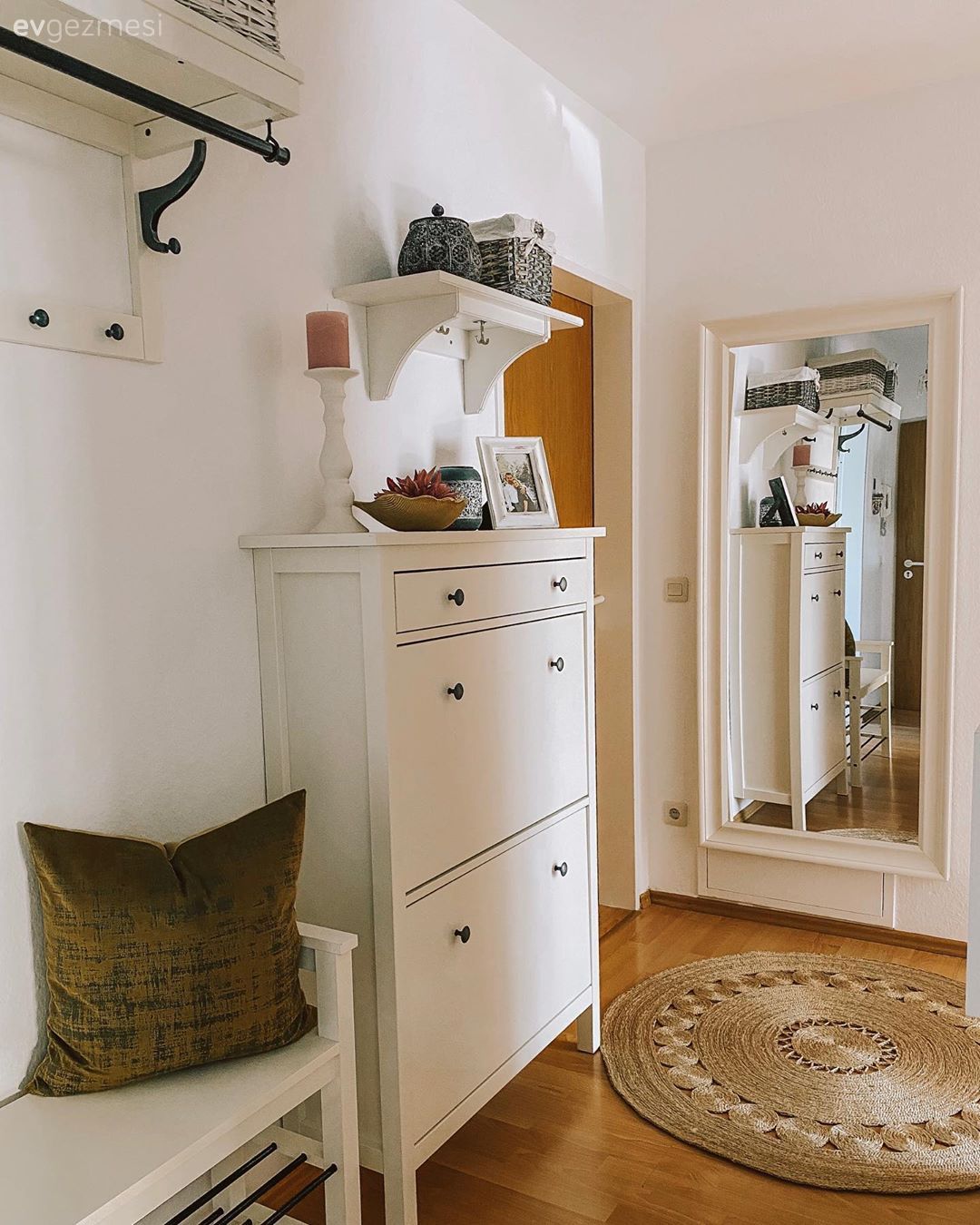 Antre, Beyaz, Dresuar, Bank, Duvar rafı, Duvar dekorasyonu, Boy aynası, Ayna, Jüt halı, Halı, Yuvarlak halı