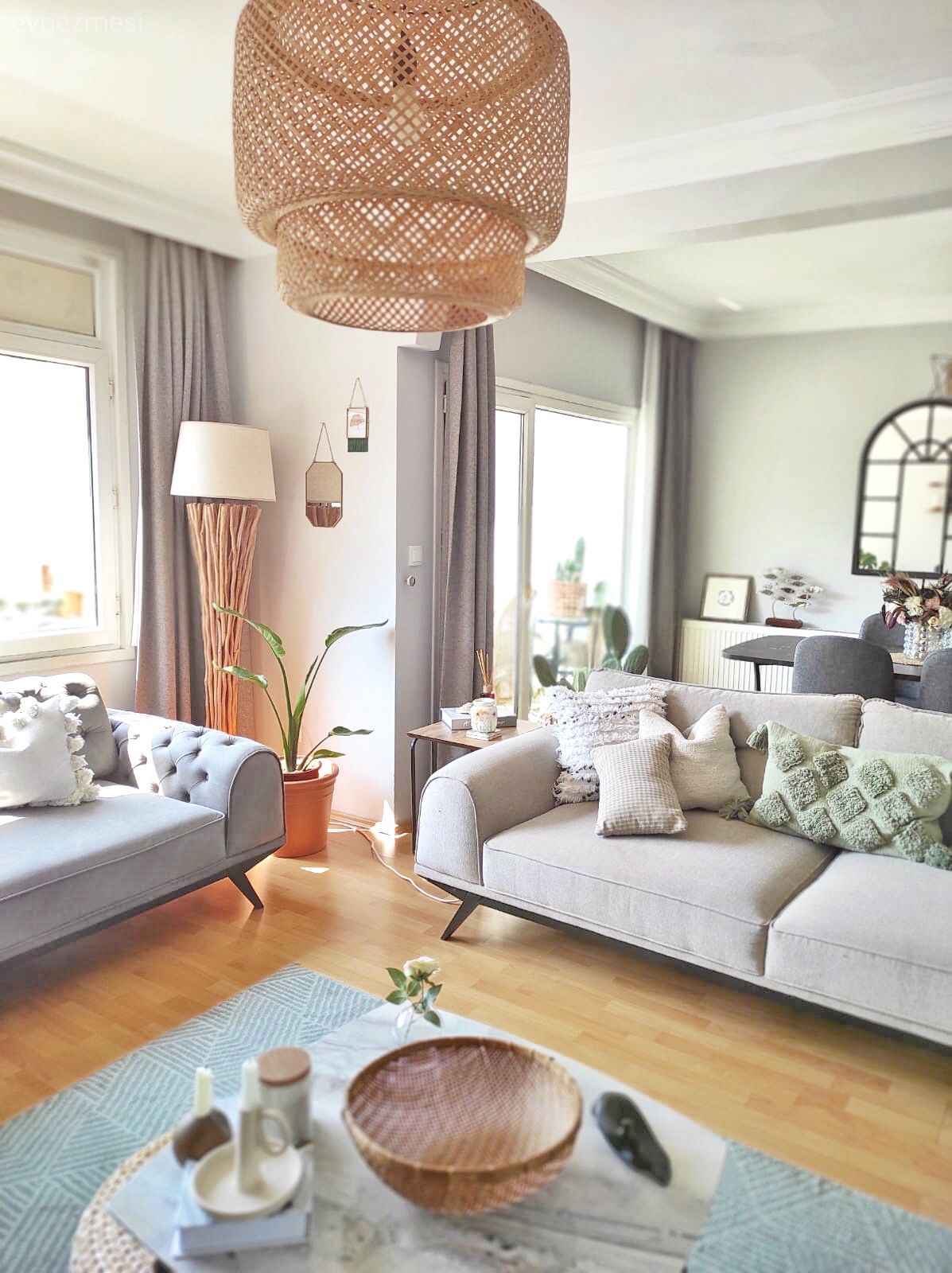 Salon, Bohem Dekorasyon, Gri, Siyah, Beyaz, Kırlent, Ev tekstili, Koltuk takımı, Parke, Orta sehpa, Sehpa, Sandalye, Yemek masası, Konsol, Konsol üzeri dekoratif objeleri, Ev bitkisi, Hasır, Lambader, Aydınlatma, Dekoratif Objeler